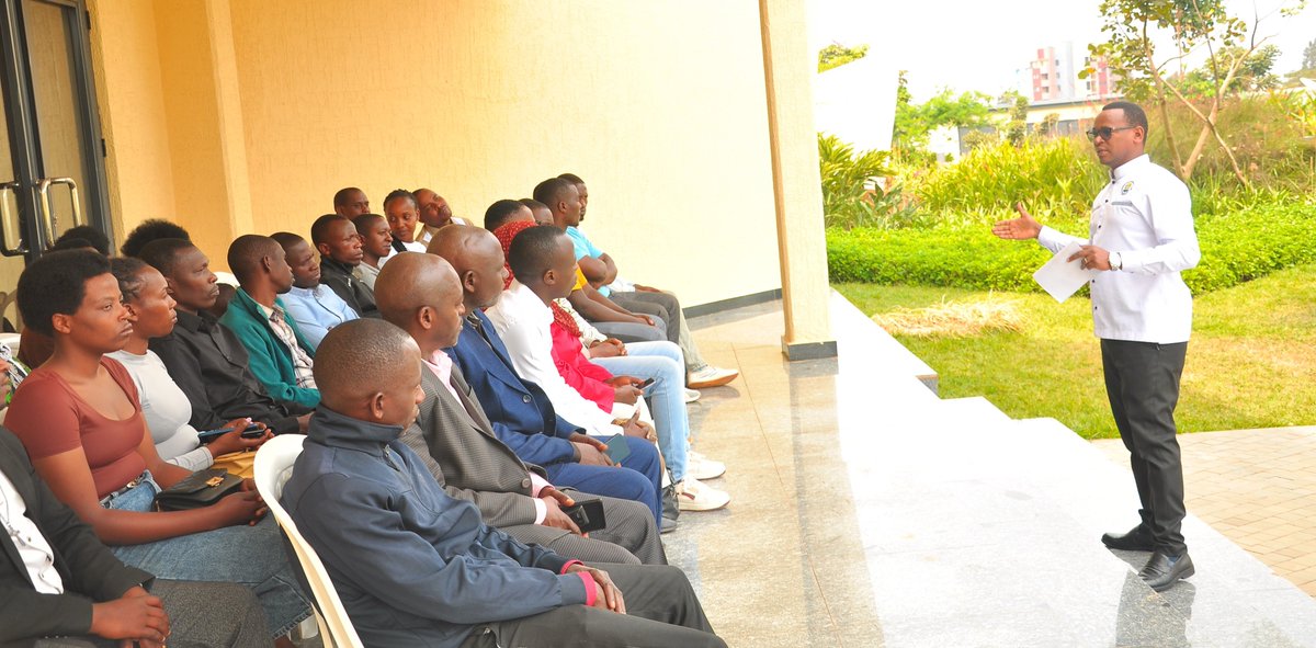 IntwarizuRwanda's tweet photo. Mu rwego rwo kurushaho gusobanukirwa amateka y'ubutwari bwaranze u Rwanda; abarezi ba GS RUGOGWE ryo muri @GatsiboDistrict , basuye Igicumbi cy’Intwari z’Igihugu giherereye i Remera mu Mujyi wa Kigali. Bahawe ikiganiro ku mateka y’ubutwari mu Rwanda, banasura ibice bikigize. https://t.co/OaoI4Outz0