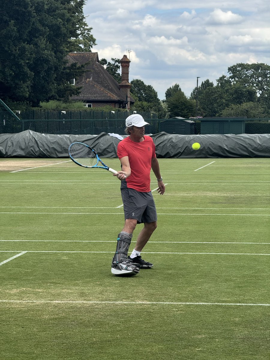 AdamRomer13's tweet photo. A gdyby ktoś miał wątpliwości, czy trener daje radę na korcie, to wolej ma pierwsza klasa. Nawet w bucie ortopedycznym…😉
#Roig #Iga #Wimbledon https://t.co/KZwAPxzu06