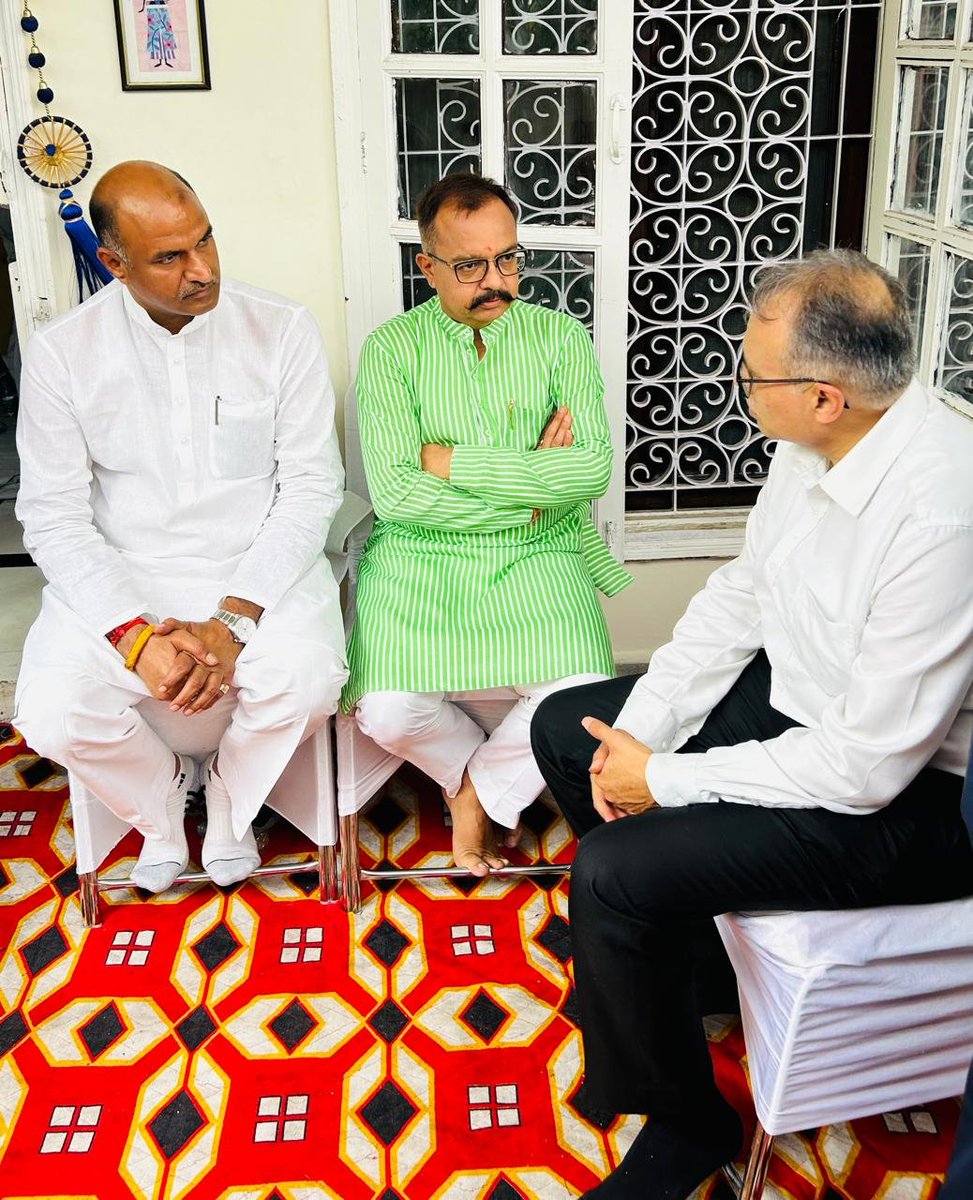 cpjoshiBJP's tweet photo. 📍 नोएडा 

राजस्थान पुलिस महानिदेशक श्री राजीव जी के पूज्य पिताजी श्री सुरेश चंद्र जी के देवलोकगमन पर उनके निवास स्थान जाकर पुष्पांजलि अर्पित कर शोक संवेदनाएं व्यक्त की। 

ईश्वर से प्रार्थना है कि वे दिवंगत आत्मा को अपने श्रीचरणों में स्थान दें। https://t.co/3bWhpxiO1I