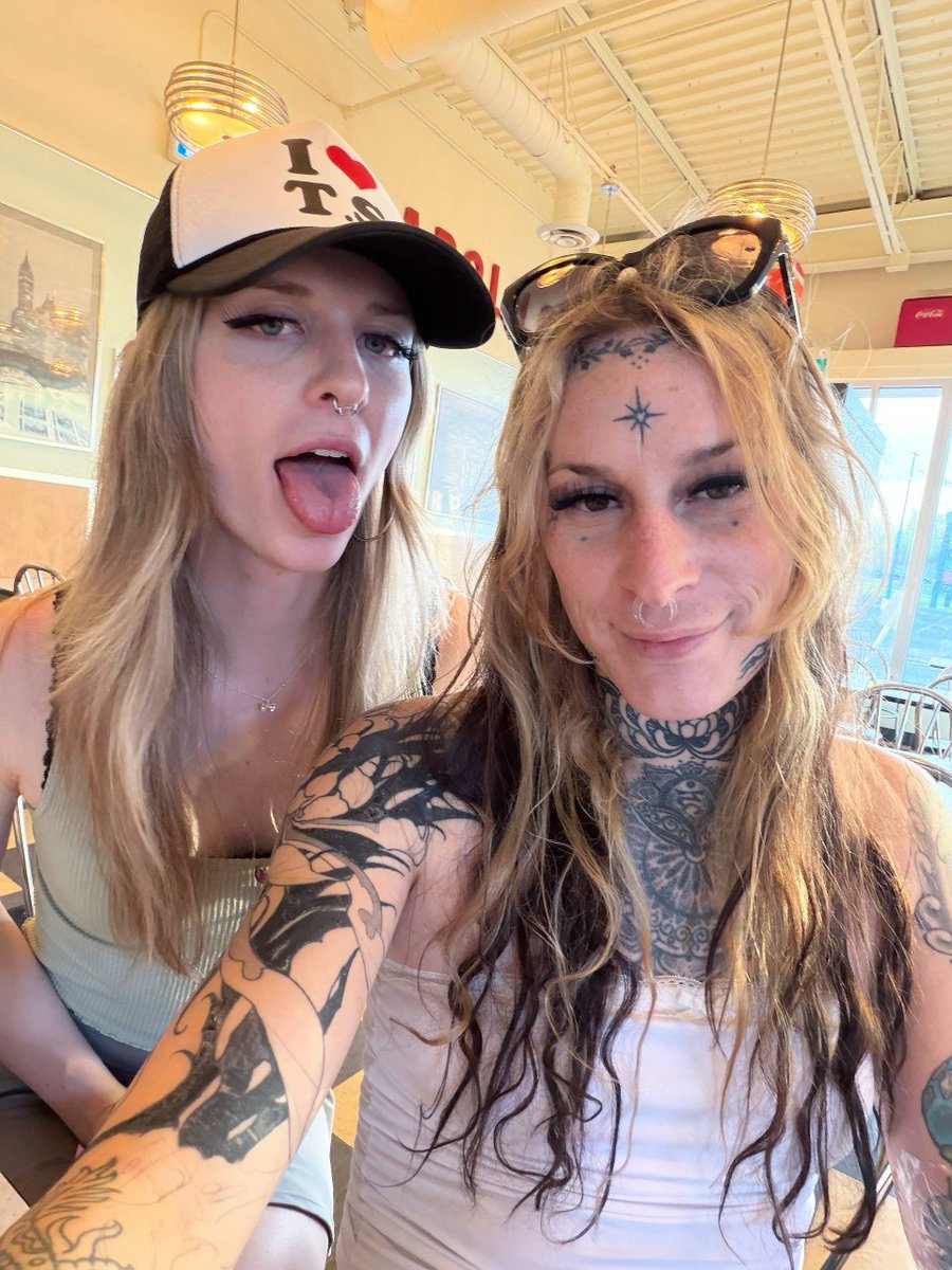 HayleyyyHazel's tweet photo. just 2 trans girls 🏳️‍⚧️ to complete your day🥰 we cute right?? https://t.co/fqor6S94Sm