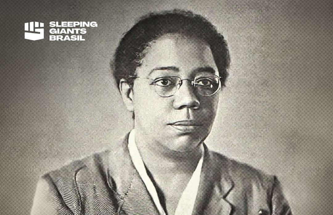 slpng_giants_pt's tweet photo. 📢 Antonieta de Barros foi a primeira mulher negra eleita para um cargo parlamentar no Brasil. Professora, jornalista e filha de uma lavadeira, a catarinense rompeu barreiras de raça, gênero e classe ao ser eleita deputada estadual em Santa Catarina, em 1934, apenas dois anos após as mulheres conquistarem o direito de votar e serem votadas no país.

Antonieta dedicou a vida à educação. Aos 21 anos, fundou uma escola voltada à alfabetização e, antes de ingressar na política, consolidou sua atuação como jornalista, escrevendo sobre educação, direitos das mulheres, política e desigualdade social. Em seus textos, já defendia temas como igualdade salarial entre homens e mulheres e o acesso à educação.

Na Assembleia Legislativa de Santa Catarina, Antonieta presidiu sessões, foi reeleita após a redemocratização de 1945 e apresentou iniciativas voltadas à valorização da educação. Entre elas, está a lei que instituiu o Dia do Professor no estado, posteriormente adotado como referência nacional.

Quase 90 anos depois de sua eleição, a representação negra e feminina na política brasileira ainda segue distante da composição real da população. Em 2022, apenas 29 mulheres negras foram eleitas para a Câmara dos Deputados, o equivalente a menos de 6% das 513 cadeiras.

O legado de Antonieta, reconhecido com a inscrição de seu nome no ‘’Livro dos Heróis e Heroínas da Pátria’’, permanece como símbolo da luta por educação, igualdade e maior presença de mulheres pretas nos espaços de poder.

📰 Fonte: Azmina