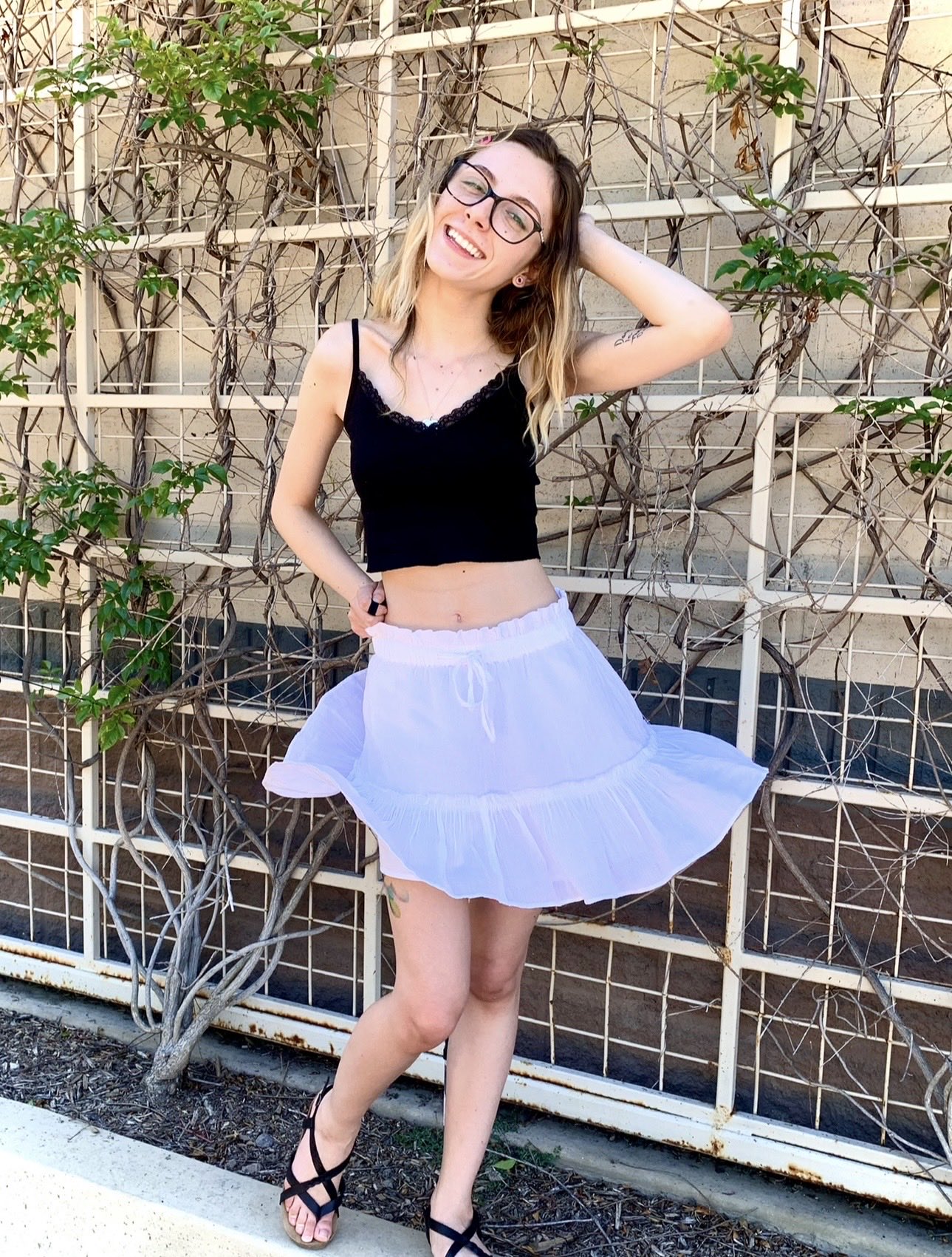1 pic. Wind blown 🌬️ 🌴 #palmtrees #californiaweather #glassesgirl #petitegirl #jasleigh https://t.co/VlTFrF45xp
