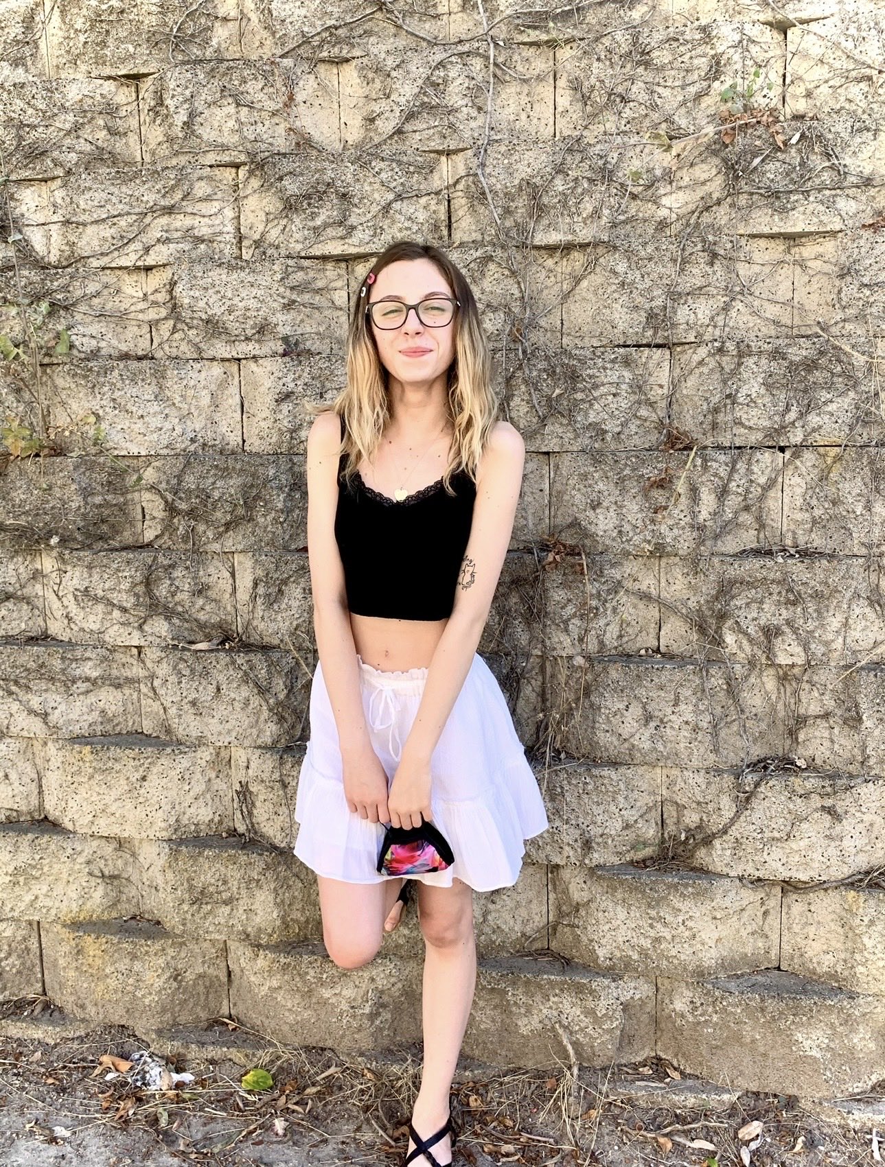4 pic. Wind blown 🌬️ 🌴 #palmtrees #californiaweather #glassesgirl #petitegirl #jasleigh https://t.co/VlTFrF45xp