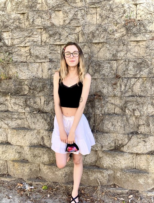 Jasleigh 🦋 - 4 pic. Wind blown 🌬️ 🌴 #palmtrees #californiaweather #glassesgirl #petitegirl #jasleigh https://t.co/VlTFrF45xp