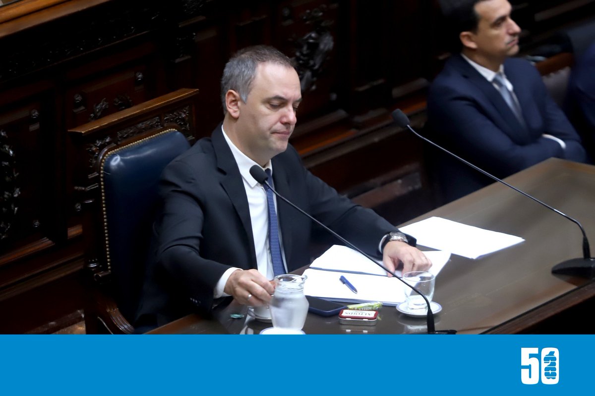 Ambitocom's tweet photo. EN DOS AÑOS Y MEDIO, ADORNI CONSUMIÓ $139 MILLONES EN TARJETAS 

Por @Vanepetrillo | Los consumos con tarjetas de crédito de Manuel Adorni se convirtieron en uno de los ejes de la investigación por presunto enriquecimiento ilícito que impulsa el fiscal Gerardo Pollicita. De acuerdo a documentación incorporada al expediente revela que entre diciembre de 2023 y marzo de 2026 el entonces vocero presidencial y luego jefe de Gabinete registró gastos por unos $139 millones, un nivel de consumo que, durante gran parte de ese período, superó el salario que percibía como funcionario público.

La reconstrucción de sus movimientos financieros forma parte de las medidas ordenadas por el fiscal para determinar si existe correspondencia entre los ingresos declarados por Adorni y el volumen de gastos detectado en sus cuentas y tarjetas. Ello sin contar todo lo que pagaba en efectivo, tanto en pesos como en dólares, como los u$s245.000 que habría gastado en refaccionar la casa de Indio Cua.

Conocé más: https://t.co/0eyqrXENvB
