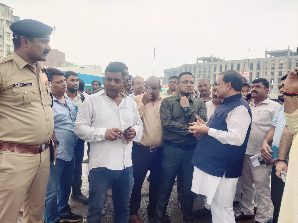 drmprayagrajnc's tweet photo. *कानपुर सेंट्रल के पुनर्निर्माण कार्यों की प्रगति की समीक्षा*

माननीय सांसद, कानपुर श्री रमेश अवस्थी जी ने कानपुर सेंट्रल स्टेशन पर चल रहे पुनर्निर्माण कार्यों की ��मीक्षा की। इस दौरान रेलवे, नगर निगम, कैंटोनमेंट बोर्ड, पुलिस, मेट्रो एवं अन्य विभागों के अधिकारियों के साथ समन्वय बैठक में विकास कार्यों, जलनिकासी, यातायात प्रबंधन एवं अतिक्रमण संबंधी विषयों पर चर्चा की गई।

माननीय सांसद ने सभी संबंधित विभागों को समन्वय के साथ निर्धारित समय-सीमा में गुणवत्तापूर्ण कार्य पूर्ण कर यात्रियों को बेहतर, सुरक्षित एवं आधुनिक सुविधाएं उपलब्ध कराने के निर्देश द��ए।

#KanpurCentral #StationRedevelopment #AmritBharat #NorthCentralRailway #IndianRailways