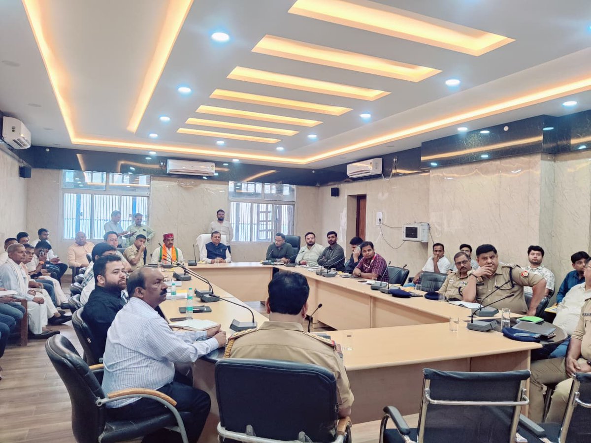 drmprayagrajnc's tweet photo. *कानपुर सेंट्रल के पुनर्निर्माण कार्यों की प्रगति की समीक्षा*

माननीय सांसद, कानपुर श्री रमेश अवस्थी जी ने कानपुर सेंट्रल स्टेशन पर चल रहे पुनर्निर्माण कार्यों की ��मीक्षा की। इस दौरान रेलवे, नगर निगम, कैंटोनमेंट बोर्ड, पुलिस, मेट्रो एवं अन्य विभागों के अधिकारियों के साथ समन्वय बैठक में विकास कार्यों, जलनिकासी, यातायात प्रबंधन एवं अतिक्रमण संबंधी विषयों पर चर्चा की गई।

माननीय सांसद ने सभी संबंधित विभागों को समन्वय के साथ निर्धारित समय-सीमा में गुणवत्तापूर्ण कार्य पूर्ण कर यात्रियों को बेहतर, सुरक्षित एवं आधुनिक सुविधाएं उपलब्ध कराने के निर्देश द��ए।

#KanpurCentral #StationRedevelopment #AmritBharat #NorthCentralRailway #IndianRailways