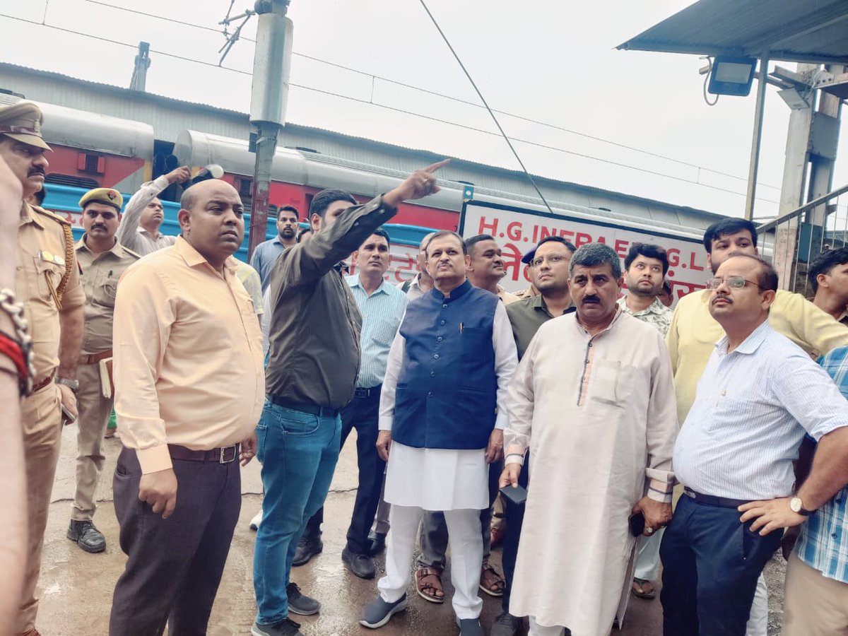 drmprayagrajnc's tweet photo. *कानपुर सेंट्रल के पुनर्निर्माण कार्यों की प्रगति की समीक्षा*

माननीय सांसद, कानपुर श्री रमेश अवस्थी जी ने कानपुर सेंट्रल स्टेशन पर चल रहे पुनर्निर्माण कार्यों की ��मीक्षा की। इस दौरान रेलवे, नगर निगम, कैंटोनमेंट बोर्ड, पुलिस, मेट्रो एवं अन्य विभागों के अधिकारियों के साथ समन्वय बैठक में विकास कार्यों, जलनिकासी, यातायात प्रबंधन एवं अतिक्रमण संबंधी विषयों पर चर्चा की गई।

माननीय सांसद ने सभी संबंधित विभागों को समन्वय के साथ निर्धारित समय-सीमा में गुणवत्तापूर्ण कार्य पूर्ण कर यात्रियों को बेहतर, सुरक्षित एवं आधुनिक सुविधाएं उपलब्ध कराने के निर्देश द��ए।

#KanpurCentral #StationRedevelopment #AmritBharat #NorthCentralRailway #IndianRailways