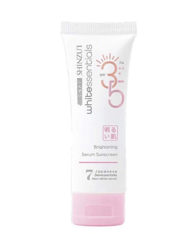 Nadiisootd's tweet photo. Sunscreen ini menurutku cocok buat orang yang tipe kulit nya oily skin dan lagi ada masalah kekusaman. Teksturnya super ringan, dan sunscreen ini juga mengandung Niacinamide &amp; vitamin C yang bikin kulit jadi kelihatan lebih cerah. 

https://t.co/sirBjljfzJ https://t.co/NxmJ4LQP3a