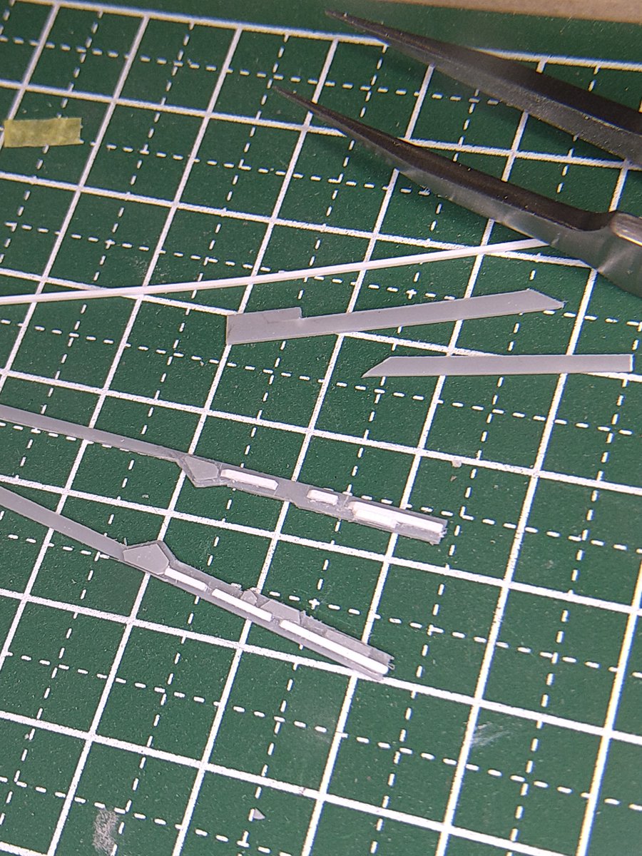 mori_basex1215's tweet photo. 何時も有り難うございます！

ハセガワ製　VF-19イサムSP
進捗！
コクピット周りのスカスカ部分を埋める為
設定に近いフレーム/コンソールの付け足し…
細きり0.5㍉プラ板をカット
…ソレぽっくモールド足し… https://t.co/SGkOjOmyXY