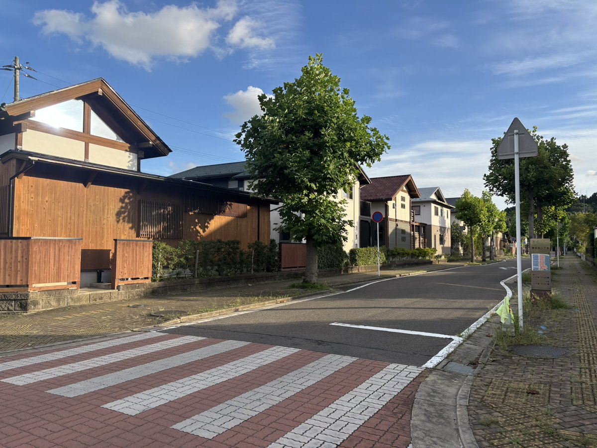 nantoru's tweet photo. 住宅地の空気感 https://t.co/AVD9qheGne