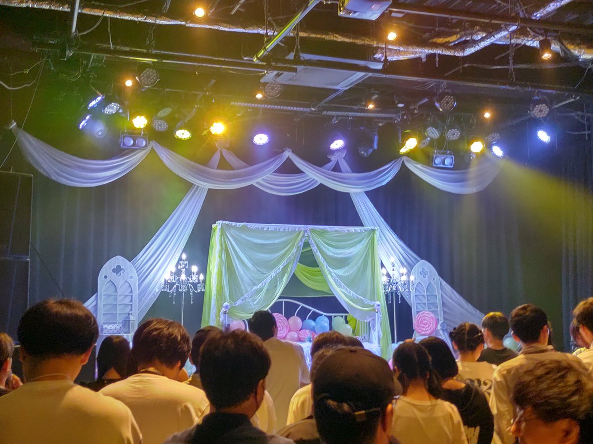 Su_27ZE's tweet photo. こはさんの事で話し聞いてもらったりしてるからちゆちゃんの生誕行ってきた😊
ステージの装飾が前より豪華でこはさんのお姉ちゃんなのでアモミリ風？
ちゆちゃんのチェキも撮りたかったけど列が長すぎて1時間ぐらいかかりそうなのであきらめた😭 https://t.co/XPMWN1WtuQ
