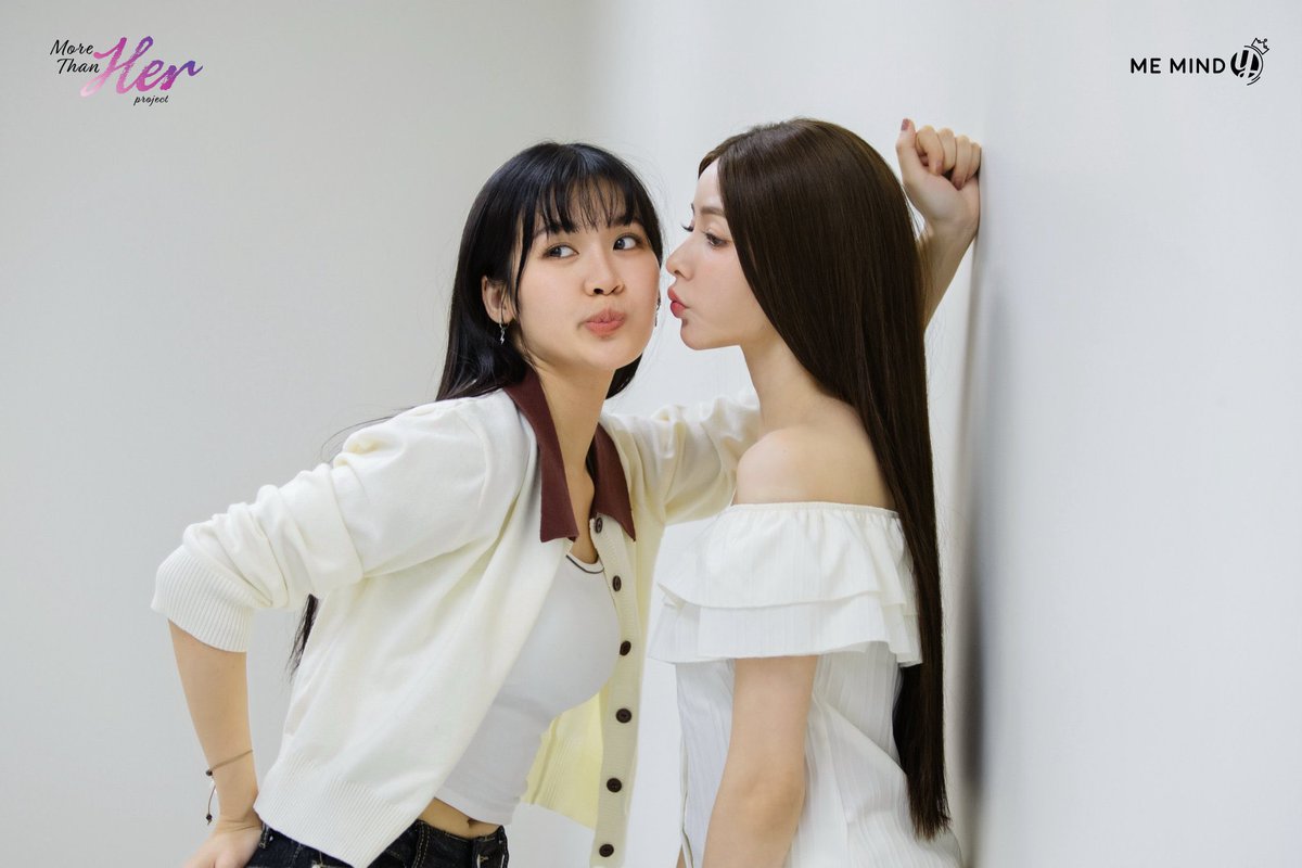 lesbocine's tweet photo. 🤖GL COM ROBÔ! O primeiro episódio de #AIGirlSeries já está disponível no youtube.

Protagonizada por #MyChan, a história acompanha Gen, uma jovem introvertida que trabalha em casa e prefere viver isolada, dedicada à arte e ao seu próprio mundo. Um dia, ela recebe um misterioso pacote contendo uma robô com inteligência artificial incrivelmente realista. Ao tentar descobrir quem enviou o presente e devolvê-lo, Gen acaba ativando a robô acidentalmente, fazendo com que ela desperte e ganhe vida.