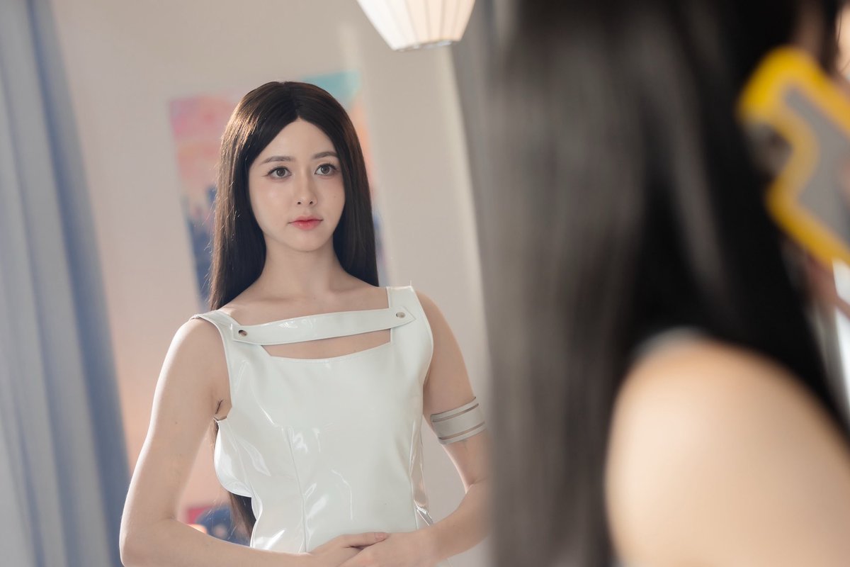 lesbocine's tweet photo. 🤖GL COM ROBÔ! O primeiro episódio de #AIGirlSeries já está disponível no youtube.

Protagonizada por #MyChan, a história acompanha Gen, uma jovem introvertida que trabalha em casa e prefere viver isolada, dedicada à arte e ao seu próprio mundo. Um dia, ela recebe um misterioso pacote contendo uma robô com inteligência artificial incrivelmente realista. Ao tentar descobrir quem enviou o presente e devolvê-lo, Gen acaba ativando a robô acidentalmente, fazendo com que ela desperte e ganhe vida.