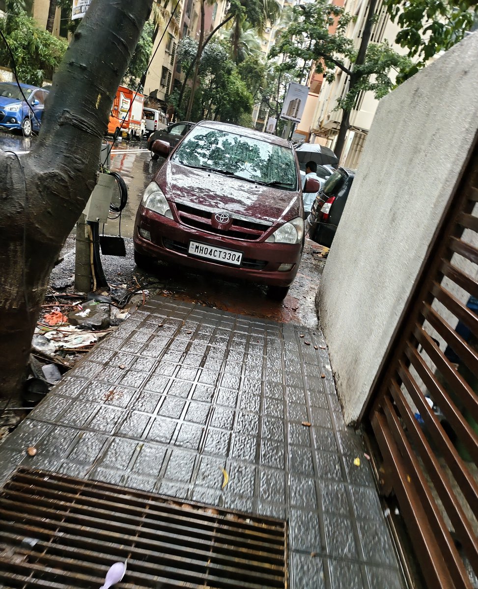 save_our_mumbai's tweet photo. @MTPHereToHelp This maroon innova is blocking footpath near Ambarish Goyal CHS in Nehru Nagar Kurla East just beside Shivsrushti bridge.
100s of students are forced to wade into water accumulated on the road due to this blocked footpath.
This is a daily occurrence.
Please tow. https://t.co/rsgU8Cqd3W