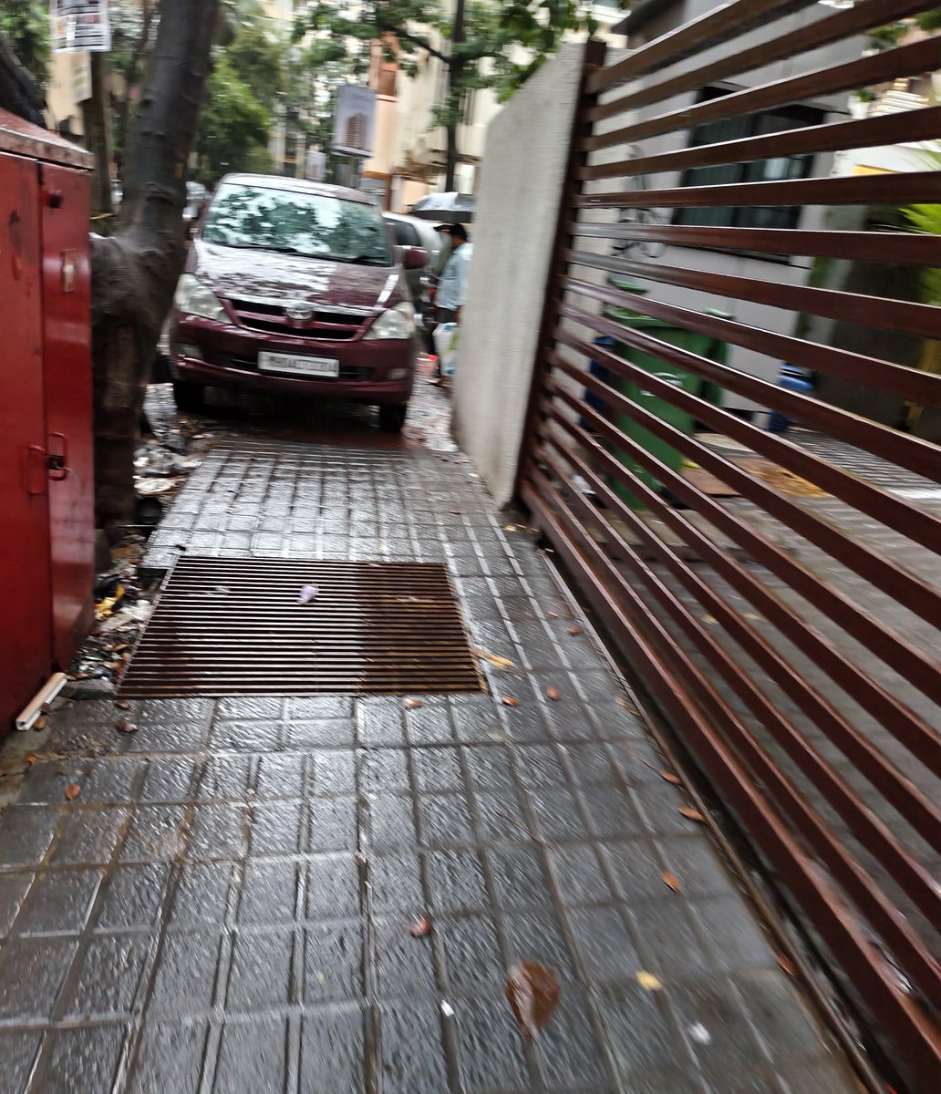 save_our_mumbai's tweet photo. @MTPHereToHelp This maroon innova is blocking footpath near Ambarish Goyal CHS in Nehru Nagar Kurla East just beside Shivsrushti bridge.
100s of students are forced to wade into water accumulated on the road due to this blocked footpath.
This is a daily occurrence.
Please tow. https://t.co/rsgU8Cqd3W