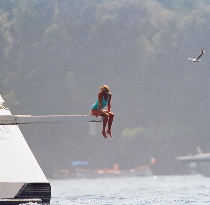 QUEENP0P's tweet photo. Happy Birthday Princes Diana🌊 https://t.co/qopC6U369w