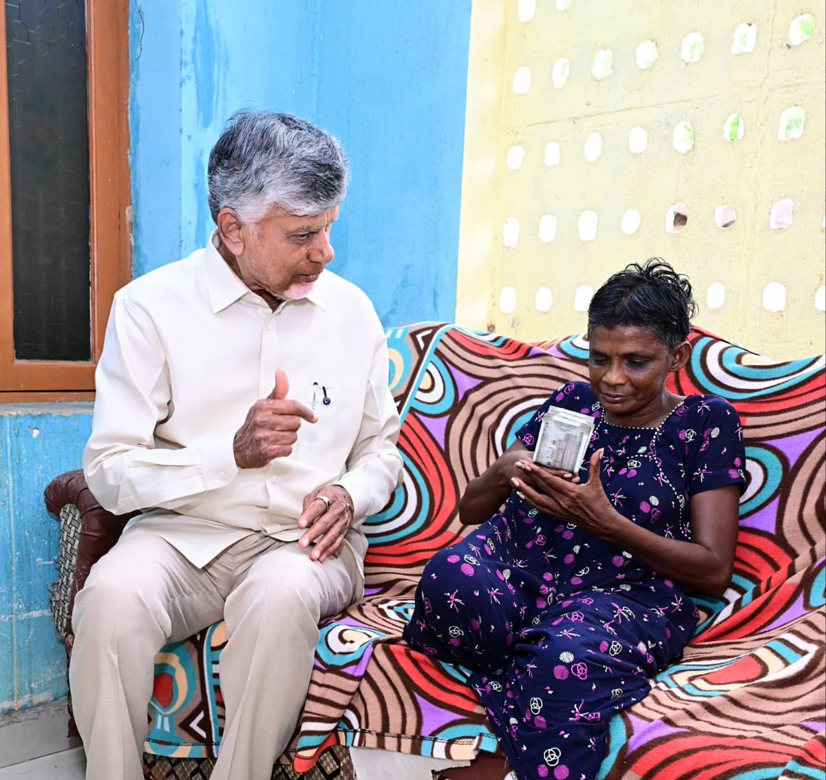 AndhraPradeshCM's tweet photo. గౌరవ ముఖ్యమంత్రి శ్రీ నారా చంద్రబాబు నాయుడు నెల్లూరు జిల్లా గూడూరు నియోజకవర్గం పున్నపువారిపాలెం గ్రామంలో పేదల సేవలో కార్యక్రమంలో పాల్గొని ఎన్టీఆర్ భరోసా పింఛన్లను పంపిణీ చేశారు. గ్రామంలోని ఎస్సీ కాలనీకి వెళ్లి పద్మమ్మకు వితంతు పింఛను రూ.4 వేలు, దివ్యాంగురాలు తులశమ్మకు రూ.15,000 అందించారు. అనంతరం వారి కుటుంబ సభ్యులతో సమావేశమై ఇబ్బందులను అడిగి తెలుసుకున్నారు.
#పేదలసేవలో  
#PensionsPandugalnAP 
#NTRBharosaPension 
#IdhiManchiPrabhutvam 
#AndhraPradesh