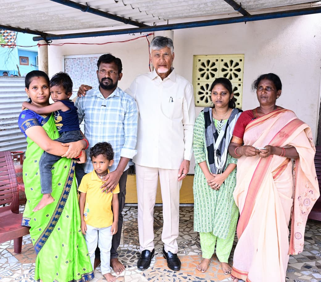 AndhraPradeshCM's tweet photo. గౌరవ ముఖ్యమంత్రి శ్రీ నారా చంద్రబాబు నాయుడు నెల్లూరు జిల్లా గూడూరు నియోజకవర్గం పున్నపువారిపాలెం గ్రామంలో పేదల సేవలో కార్యక్రమంలో పాల్గొని ఎన్టీఆర్ భరోసా పింఛన్లను పంపిణీ చేశారు. గ్రామంలోని ఎస్సీ కాలనీకి వెళ్లి పద్మమ్మకు వితంతు పింఛను రూ.4 వేలు, దివ్యాంగురాలు తులశమ్మకు రూ.15,000 అందించారు. అనంతరం వారి కుటుంబ సభ్యులతో సమావేశమై ఇబ్బందులను అడిగి తెలుసుకున్నారు.
#పేదలసేవలో  
#PensionsPandugalnAP 
#NTRBharosaPension 
#IdhiManchiPrabhutvam 
#AndhraPradesh