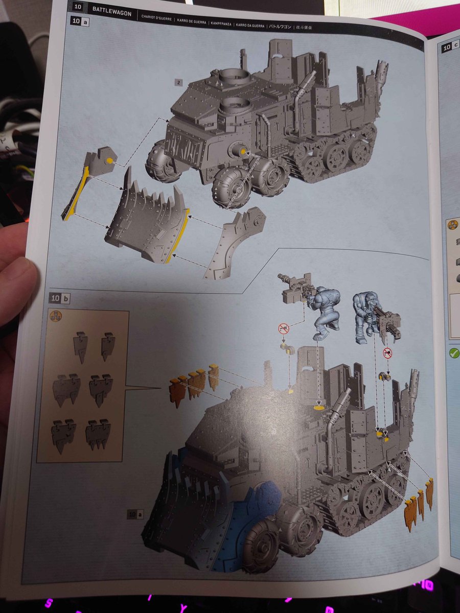tactical_kaki's tweet photo. オルク有識者に聞きたいことがあります🖐️
バトルワゴンを制作中なのですが、見た目的にはロードローラーみたいな武器が付いてる方で組みたいです。
説明書に載っているボーンブレイカがデータ上消えているのでボーンブレイカの見た目で「これはバトルワゴンです。」と言っていいのか不安で…　↓へ続く https://t.co/zNCW2g3a9T