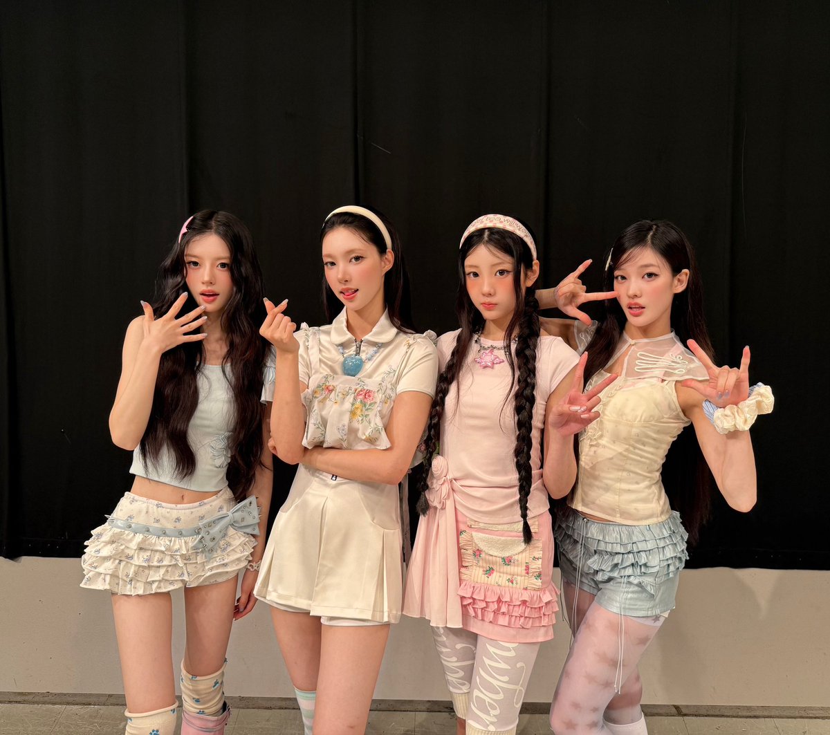 geupddongalert's tweet photo. 큐스토타치 퐁실퐁실단복에 압도돼서 우리릿은 오늘좀 수수한가했는데 이르케보니까 의상디테일 온힘을다해 졸귀네 https://t.co/SZ0LB2vK91