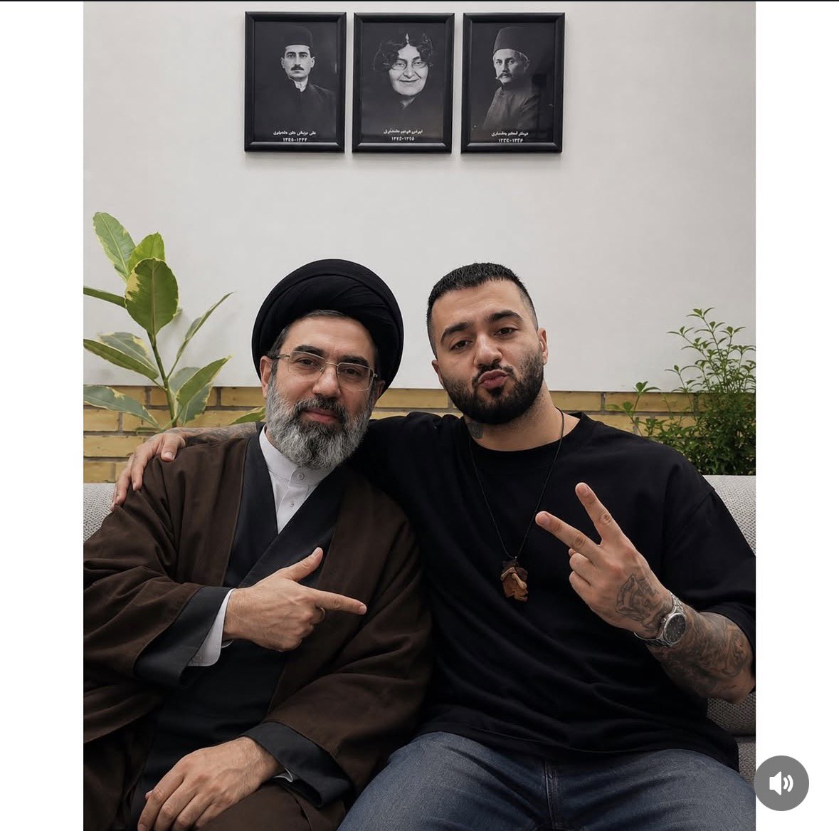 Matinkhaledii's tweet photo. همزمان با فراخوان #شاه ، با حضور در تجمعات مقابل سفارت امریکا ،دسیسه و توطئه های هم پیمانان فتنه ۵۷ را خنثی کنید.
#جاويدشاه‌ https://t.co/8H4NnYeXN0