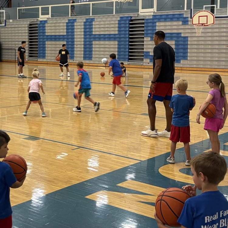 WeAreHolton's tweet photo. HYBA brought KU and NBA star Wayne Simien to Holton for basketball camp!  💪🏻 https://t.co/BFeLx2wPP9