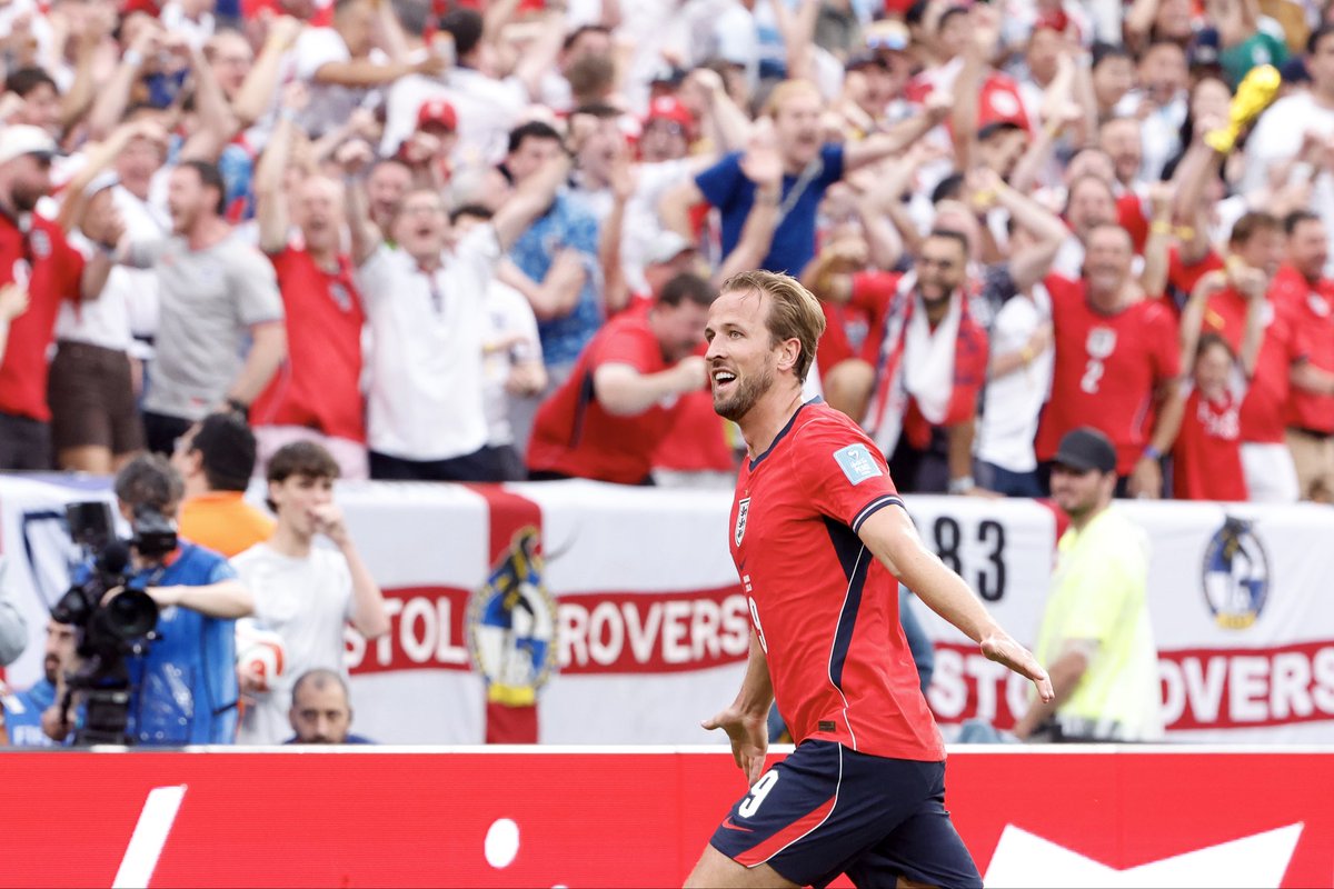 thespursweb's tweet photo. Harry Kane, a generational footballer and a role model.  How lucky we were to have watched him in a Spurs shirt for so many years ⭐️ 🏴󠁧󠁢󠁥󠁮󠁧󠁿 https://t.co/MJSZ4FWRPR
