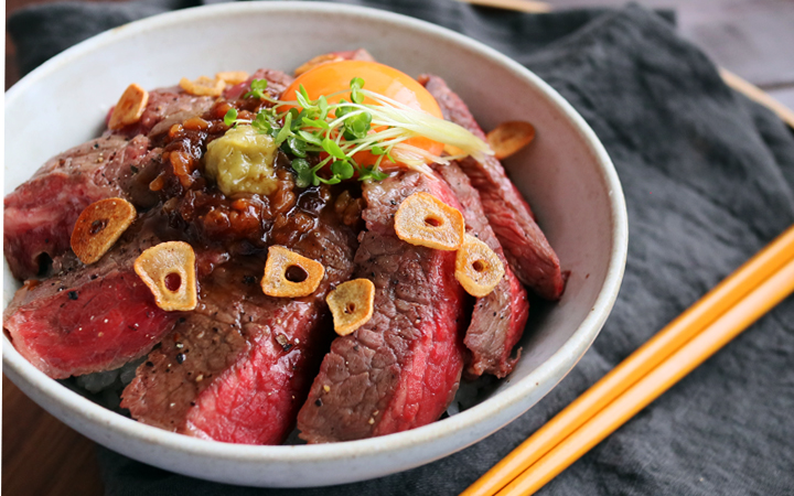 DorrBa8804's tweet photo. ステーキ丼を作るのが得意なのですが、誰か結婚してくれませんでしょうかwww

親子丼を作るのも得意です！ https://t.co/ooVzT08cKj