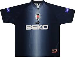 efe_3513's tweet photo. @EfeYusufum @siyahitozturk26 @TheTLdesign Beşiktaşspor yıllar önce bize özenmiş o halde. Ayrıca Fenerbahçe logosunda da beyaz var bu yüzden deplasman forması bazen beyaz üretiliyor. https://t.co/xxt1RBCwUl