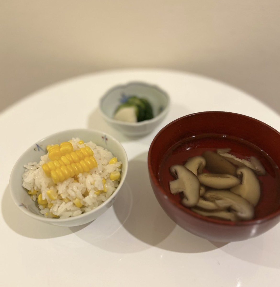 saorimasuda_'s tweet photo. 🥕今日のメニュー
『とうもろこしごはんときのこスープ』
とっても甘くて美味しいとうもろこしでした🌽
🥕母のひとこと
👵🏻「90点！とうもろこしご飯が美味しい！隠し味の塩麹も良いです。たんぱく質も取りたいのでお吸い物にお豆腐や卵が入っていたらなお良かったですね。」
#サリーズキッチン https://t.co/S5SoKAznG3