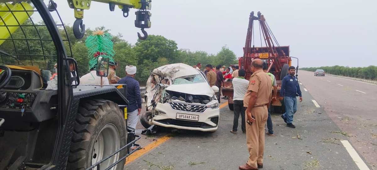 unnaofire's tweet photo. आगरा लखनऊ एक्सप्रेसवे में प्रातः समय भीषण सड़क दुर्घटना की सूचना पर फायर सर्विस बांगरमऊ यूनिट मौके पर पहुंचकर यात्रियों को कुशलता पूर्वक निकाला गया। https://t.co/zTCwCaybNT