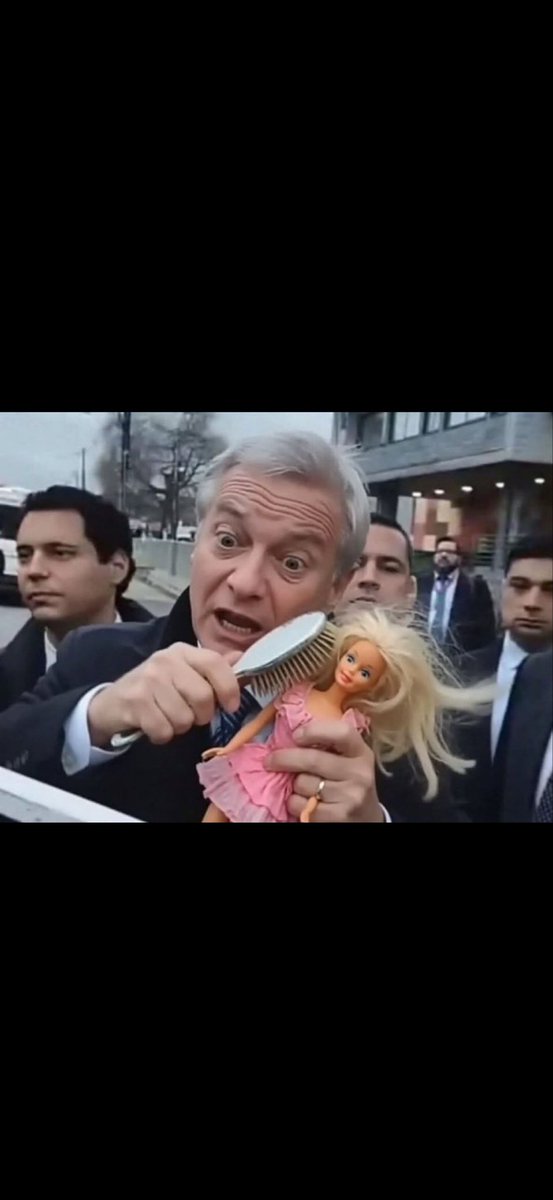autentico26's tweet photo. @Marcelochumango aun siguen peinando la muñeca con boric 🤣🤣🤣 https://t.co/CjIqq1hHaX