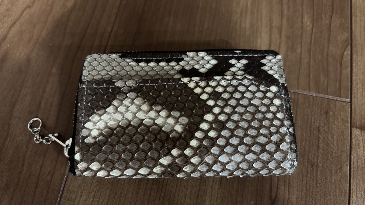 tachyon85's tweet photo. スネークセンターのお土産屋にあるヘビ革の小銭入れは耐久力抜群なのでオススメです！ https://t.co/lxVpDiCLkS
