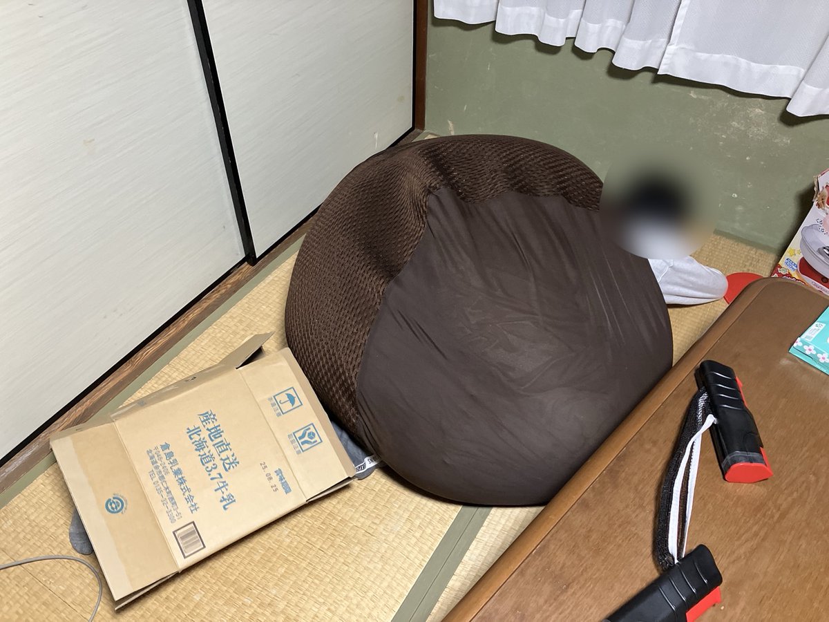 cswc2016's tweet photo. ボランティアさんがお休みだったので、高校生が遊び相手しにきてくれました！ありがとう☺
和室では、カレーの横でわたがしづくりしたり、気づいたらかたつむりになっていたり…。今日もたくさん笑いました😂 https://t.co/vBW5PxYJ3z