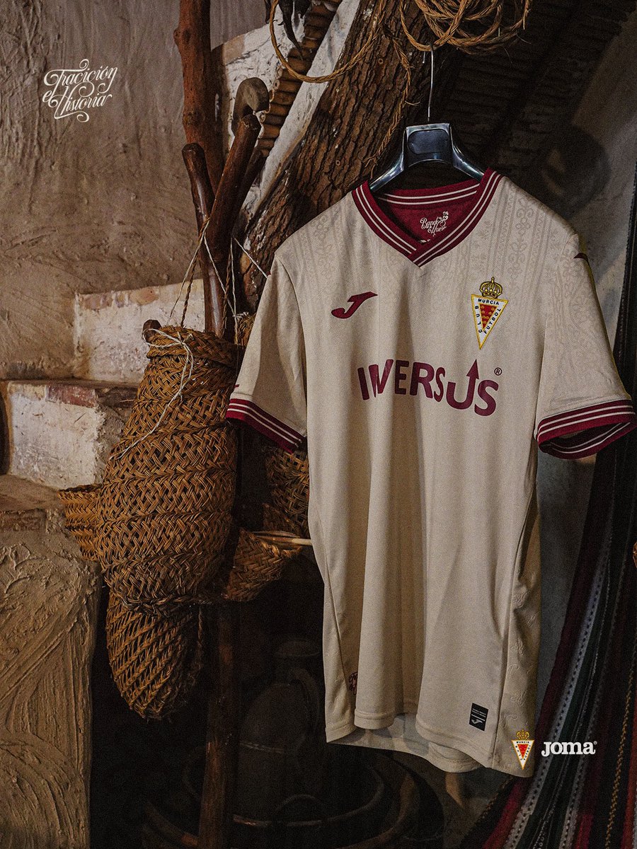 realmurciacfsad's tweet photo. 𝑬𝒍𝒆𝒈𝒂𝒏𝒄𝒊𝒂 𝒆𝒏 𝒄𝒂𝒅𝒂 𝒅𝒆𝒕𝒂𝒍𝒍𝒆.

En su interior se esconde uno de los grandes guiños de esta equipación: una interpretación del chaleco huertano a través de un estampado exclusivo de tramas florales, que cambia a color grana en el cuello interior marcado por la frase 'El Bando de la Huerta'.

El nuevo cuello de pico en color grana, rematado con finas líneas en tono tierra, aporta un estilo sobrio y distinguido.

@realmurciacfsad | @JomaSport