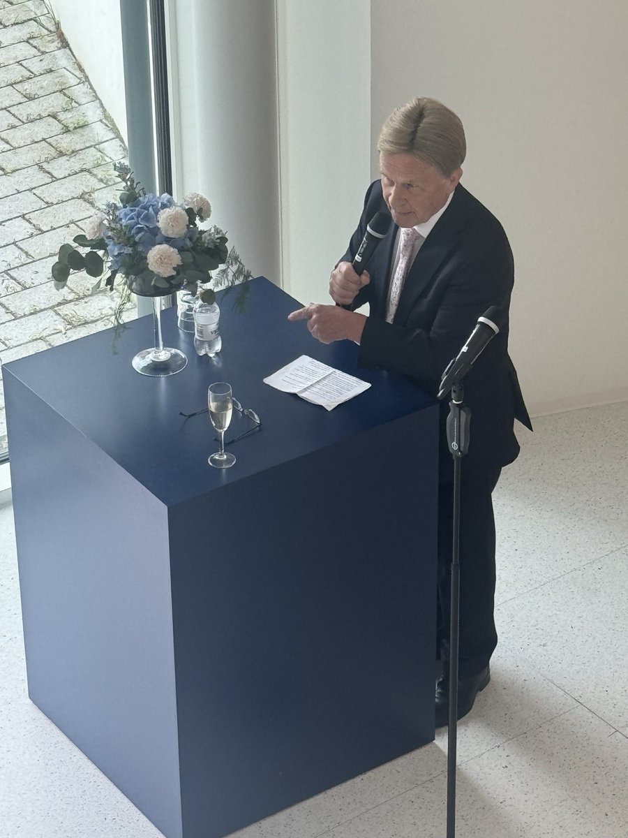 Romakka's tweet photo. Olet varmaan huomannutkin, että se on heti ensi kuun jälkeen jo syyskuu, lehdet tippuvat puista ja lumentuloa aletaan odottelemaan.

Mutta nautitaan vielä näistä jäljellä olevista kesän päivistä - vaikka nekin ovat lyhentyneet jo kaksi viikkoa.

Kuvassa Mauri Pekkarinen puhumassa Jyväskylän kesän vastaanotolla.