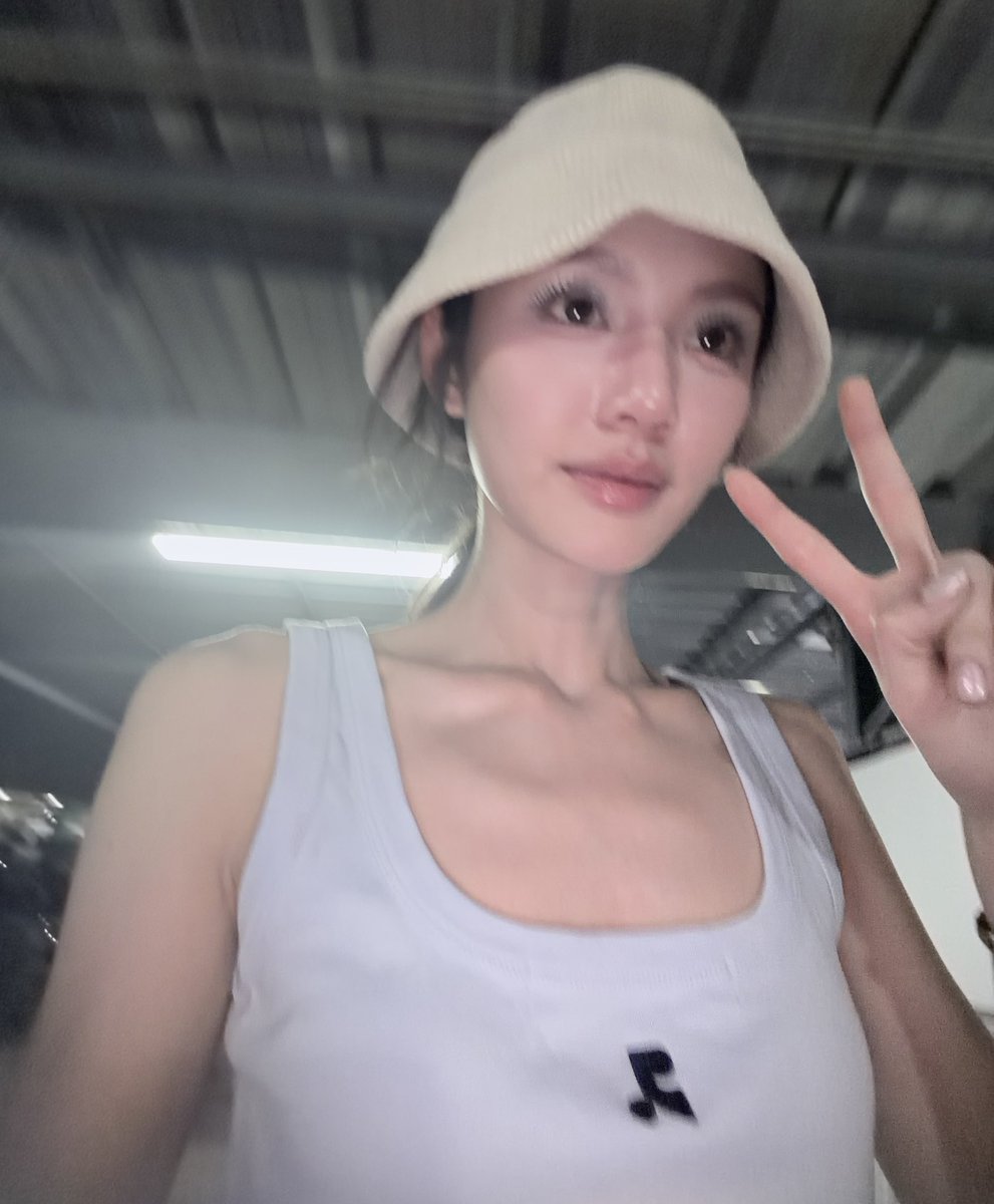 Lookmheewang's tweet photo. ใส่มาทั้งวัน เพิ่งรุว่าใส่เสื้อกลับด้าน 5555555555555 โว้ยยยย https://t.co/SqtSEnMqQF