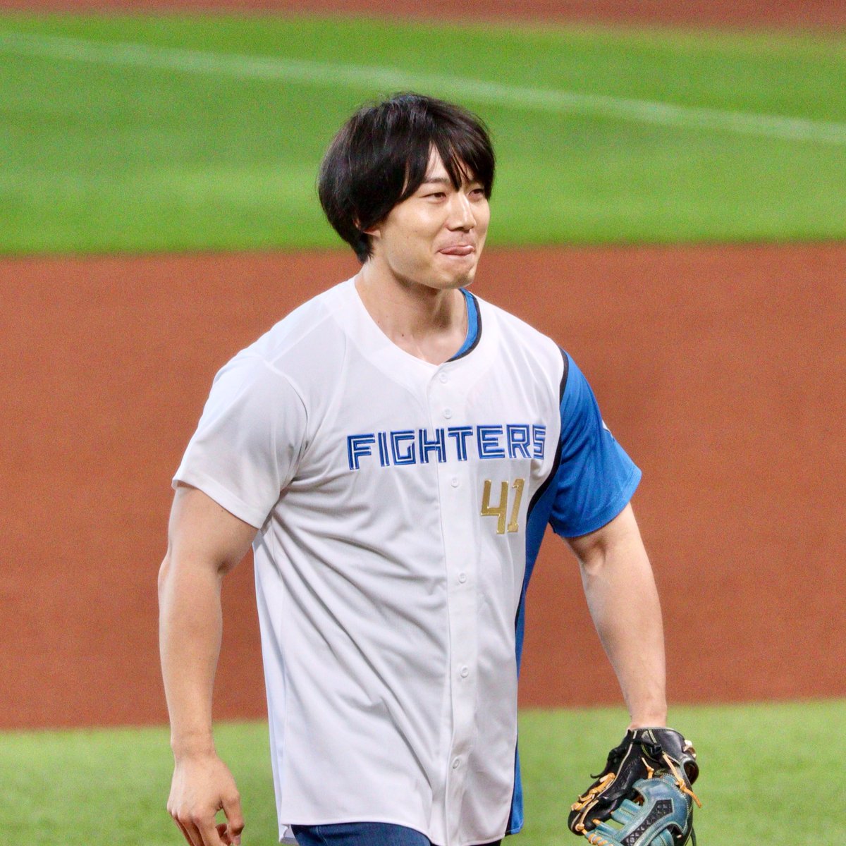 brulee876's tweet photo. ファーストピッチ後安心してる舌ペロマッチョさん上げ忘れてた https://t.co/M47f4U5TDQ
