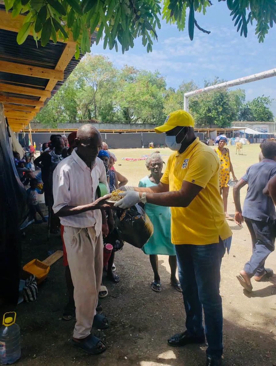 BasenVerite's tweet photo. Le Fonds d’Assistance Économique et Sociale (#FAES) a procédé à la distribution de 3000 #repas chauds à des personnes déplacées à #Cité #Soleil, le lundi 29 juin 2026. Ces #bénéficiaires ont fui les violences survenues dans la #Plaine du #Cul-de-Sac et se retrouvent en situation de #vulnérabilité. Cette opération fait suite aux #interventions humanitaires d’#urgence mises en œuvre pour répondre à la crise des #PDI. Par ailleurs, le #FAES indique que cette initiative traduit la volonté des #autorités de renforcer l’#accompagnement des personnes touchées par l’#insécurité.
#Basen_Verite