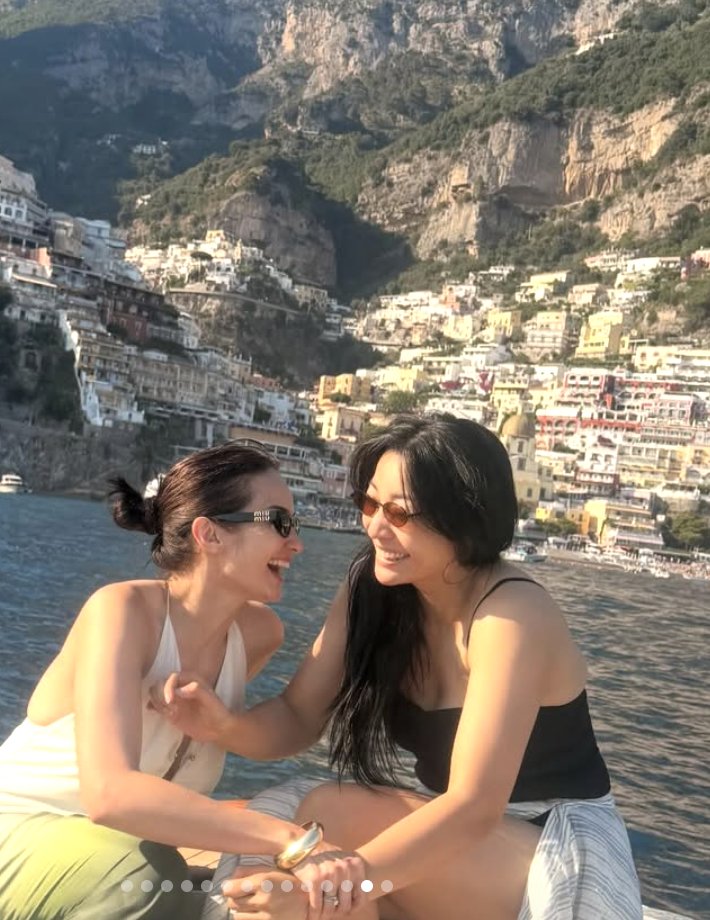 insidefolkative's tweet photo. Masih dari cerita kelakuan lucu Enzy Storia dan Hesti Purwadinata waktu trip Italia. 😂

Waktu itu mereka jalan bareng Jessica Mila, Yakup, dan sang anak, Kyara, yang baru 2 tahun. 

Kyara lagi suka banget nyanyi lagu Teletubbies sambil nunggu ada yang jawab "Po". Tapi Teh Hesti malah iseng ganti jadi nama-nama orang Indonesia yang absurd, sampai akhirnya kesebut "Himawan".

Karena sering diulang, ternyata malah nyangkut di kepala Kyara. Sampai suatu hari dia nyanyi sendiri, "Tinky Winky, Dipsy, Laa-Laa... Himawan." Dan mereka semua langsung ngakak. 😭😭😭😂😂

Lucunya, sampai udah pulang dari Italia pun Kyara masih nyanyi pakai "Himawan". 😂

via: threads/enzystoria