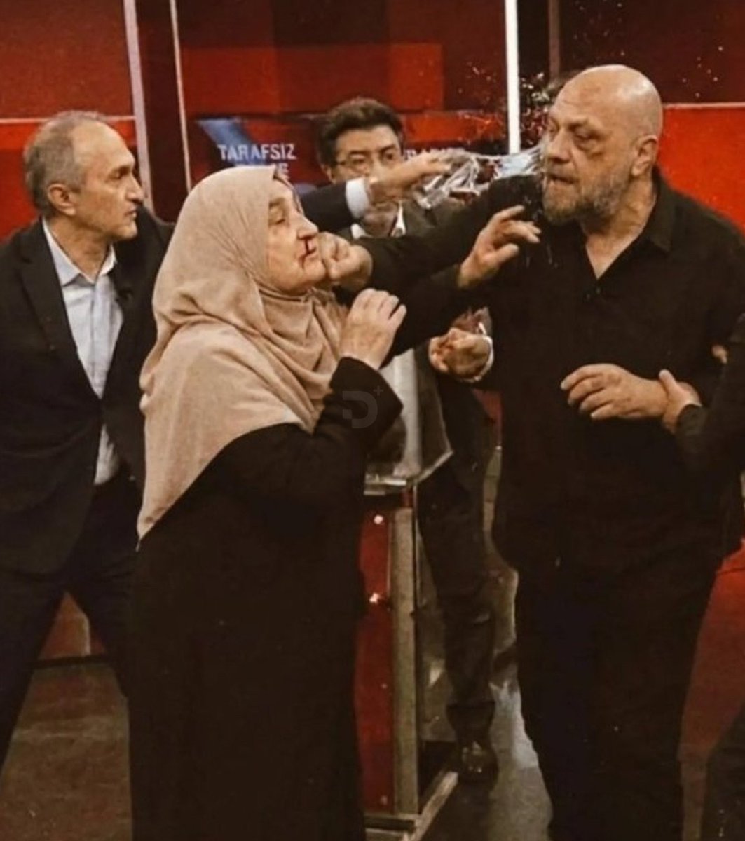 melikunis's tweet photo. bu nedir allaşkına hahahahah https://t.co/ccaB6yx9dS