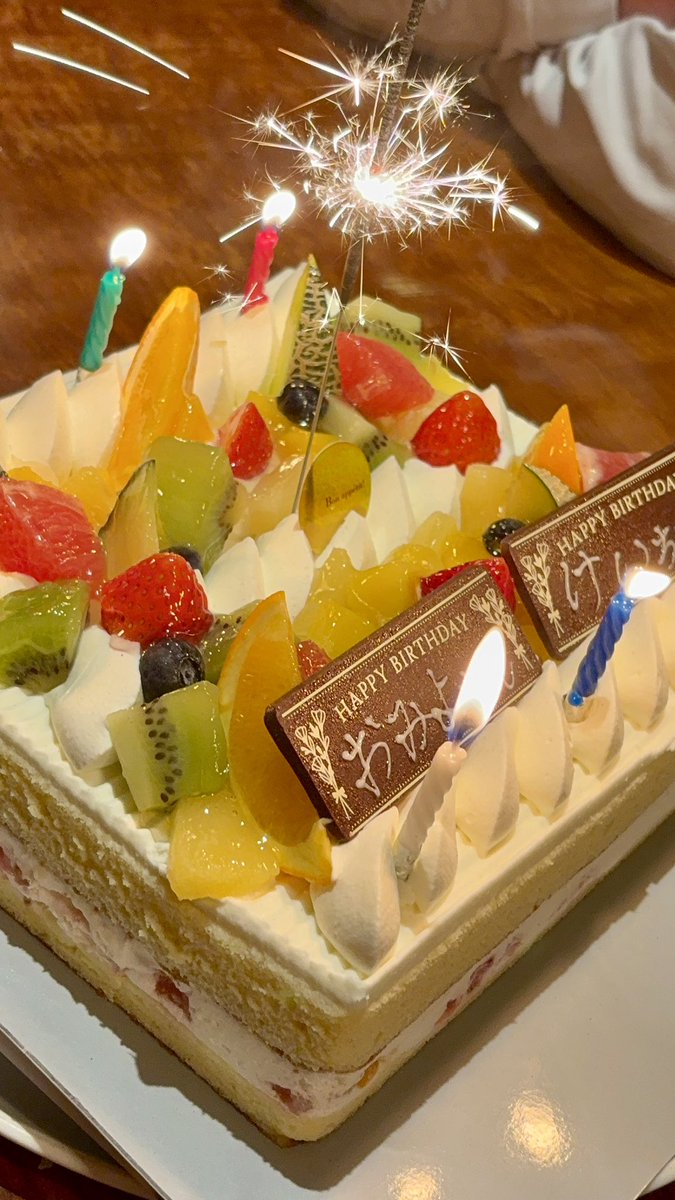 omiyo3's tweet photo. 真夜中のサプライズ特大ケーキ🎂✨
幸せすぎた😋
やかましくて横着いけど男前で優しい男子たちに感謝🫶 https://t.co/VySMQ9f7TE