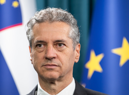 Libertarec's tweet photo. Rešite našega genija pred zaporom; podprite referendum proti policiji za politike! https://t.co/aXDEZOqoEK