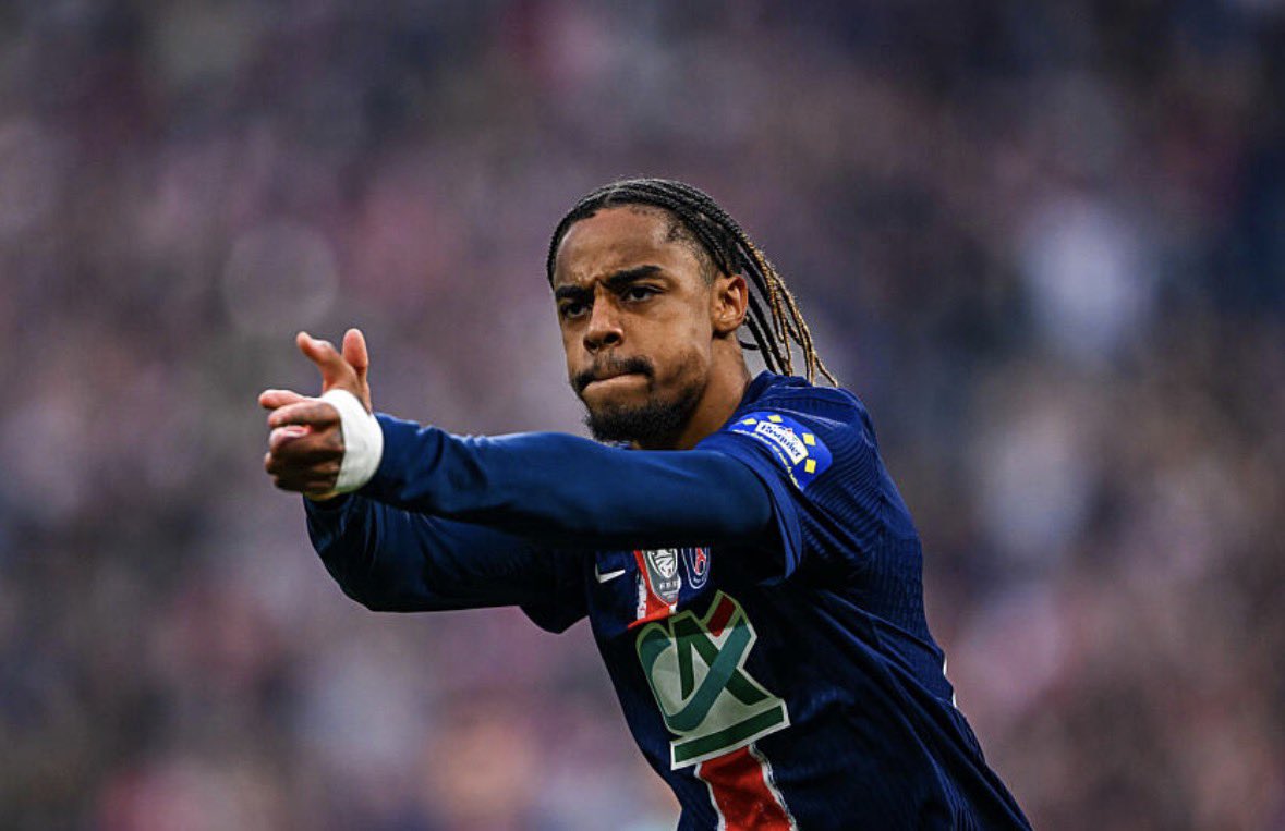 WilsonCoxLFC's tweet photo. #LFC 🔴 🚨 
Bradley Barcola is open to leaving PSG this summer after growing frustrated by his lack of starts last season. The winger is expected to hold talks with the club following the World Cup.

PSG would only consider a sale if they first secure a suitable replacement, with the French champions currently valuing Barcola at over £85m. Liverpool have remained in contact with his representatives in recent weeks, while Arsenal also admire him as an alternative should a move for Morgan Rogers not materialise.

Barcola open to a Premier League move.