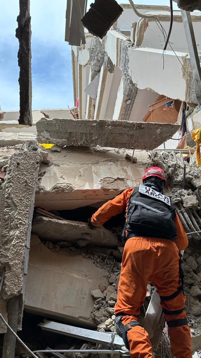PFAOficial's tweet photo. Cada maniobra, cada evaluación técnica y cada ingreso a una estructura colapsada representan una nueva oportunidad para llevar esperanza a quienes aún esperan respuestas.

Porque en cada operativo hay algo que nunca se detiene: la vocación de servir. https://t.co/Kc24Jc3tcZ