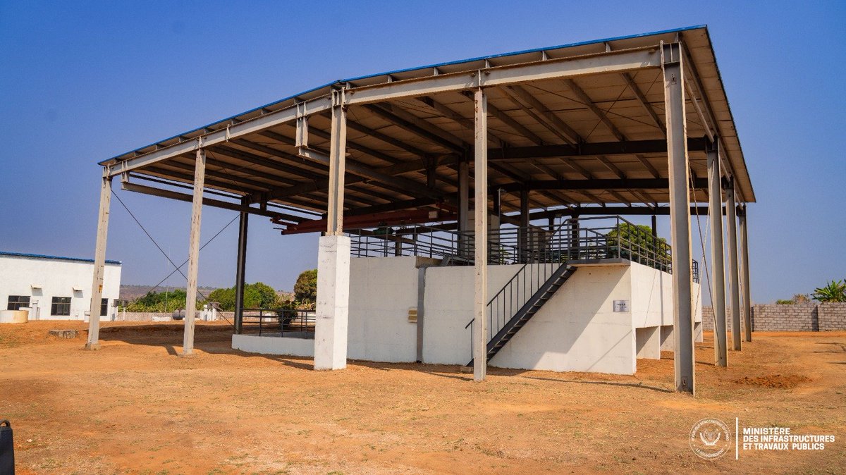 acprdcongo's tweet photo. #RDC : dans le cadre de la caravane infrastructurelle initiée dans le pays, le ministre des Infrastructures et travaux publics (#ITP) a inspecté mardi la nouvelle usine de captage et de traitement d’eau potable de #Kamina, dans la province du Haut-Lomami, dans le centre-sud de la République démocratique du Congo, a appris mercredi l'#ACP de source officielle.
"Nous sommes à l'usine de captage et de traitement d'eau potable de Kamina.
Un projet abandonné depuis des années mais que le président de la République a redémarré et il est entrain de terminer ces travaux pour le bien de la population.
En terme de capacité, nous aurons la possibilité d'offrir à la population au moins 7.000 mètres cubes à partir de cette station.
Ça veut dire que le social est en marche", a déclaré le ministre John Banza, cité dans le document de la cellule de communication du ministère des Infrastructures et travaux publics.
Découvrez d'autres informations sur notre site web : https://t.co/tGEWJ2Bgzn