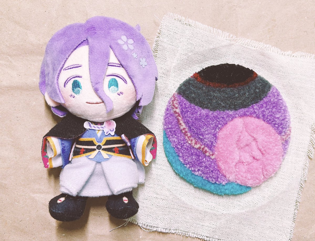 ohri8990's tweet photo. トリミング完了！①歌仙といえば、の牡丹のモチーフを浮き彫風に！②隣の色との境目キレイに出す③ちゃんと円にする笑
…が目標だったのですが、そこそこ出来たかな？？？
 #パンチニードル
 #ハンドメイド好きさんとつながりたい
 #とうらぶ手芸部 https://t.co/ufU5vfvl4W