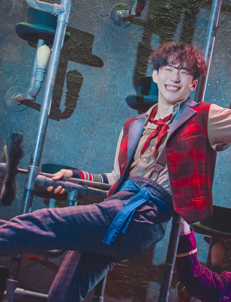 _Young_Img's tweet photo. 260701 수요일
매드해터 : 미친 모자장수 이야기 / 낮공
노아 役 조환지 배우님

스페셜 커튼콜 🎩
M1. 실크로 된 탑햇 😉

#조환지 https://t.co/tLZYN3QfZv