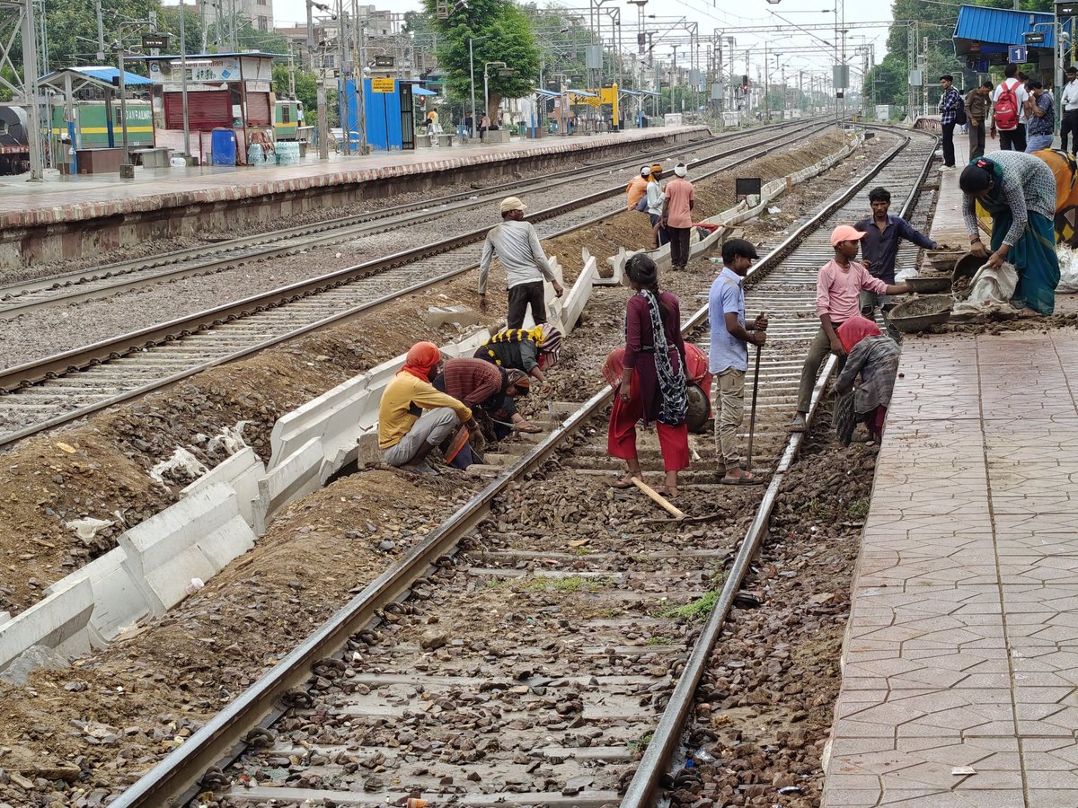 Adv__Aquib's tweet photo. @RailwaySeva @RailMinIndia "This is the scene at Morena Railway Station. Railway track work is being carried out without basic safety measure no signal flags, no warning signs, no safety boots, no reflective jackets, and no proper safety supervision. https://t.co/xq7Ccyp3li